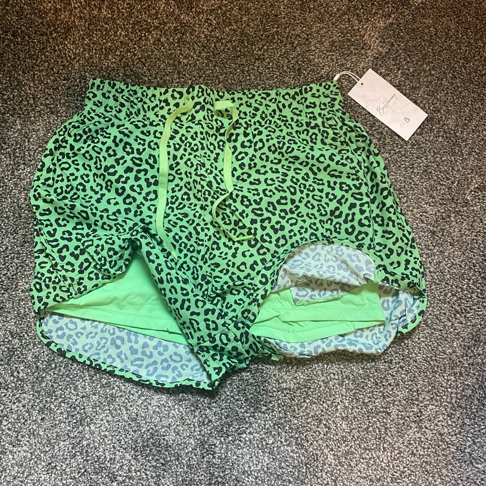 Green leopard buff bunny flo short v2